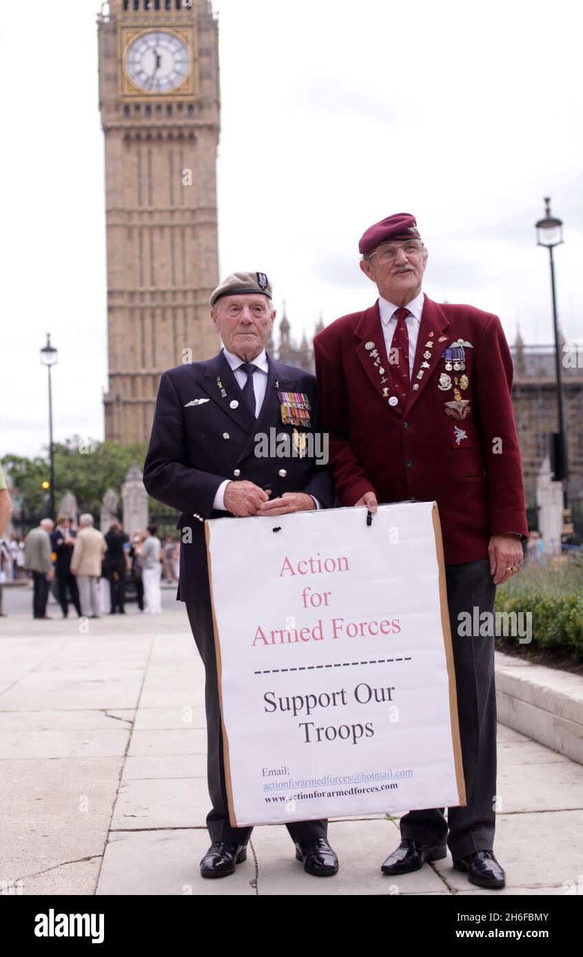 Action for Armed Forces ha visto protestare per la continua mancanza di elicotteri, armature di protezione e un numero adeguato di soldati combattenti che sostengono le truppe britanniche in Afghanistan. Sono state consegnate lettere per il primo Ministro di Downing Street e per il Ministro della Difesa. In seguito i repressivi si fermarono di fronte alla statua di Churchill mentre gli automobilisti sorpassavano le corna. Action for Armed Forces è un gruppo di lobby che rappresenta i ranghi minori in tutte e tre le forze armate che non possono parlare da sole a causa delle norme di servizio. Foto Stock