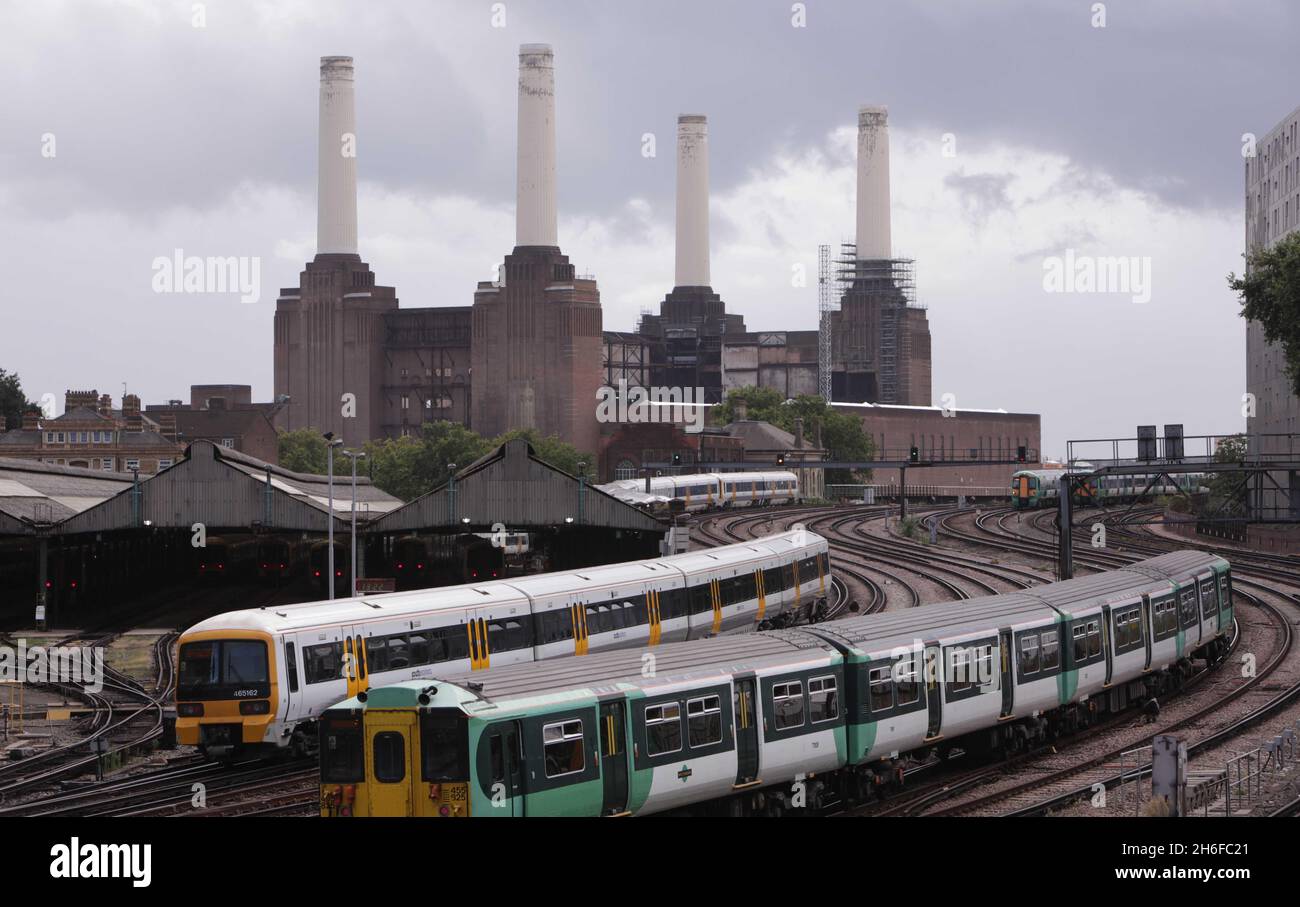 Vista generale della centrale elettrica di Battersea e della rete ferroviaria di Londra nei pressi della stazione ferroviaria Victoria nel centro di Londra Foto Stock