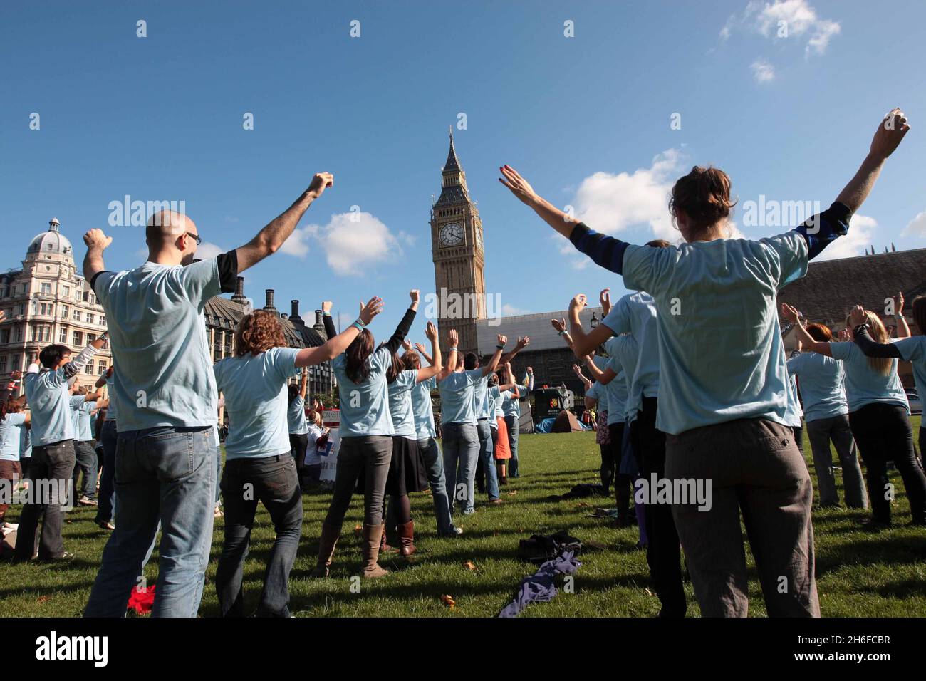 Flashmob al di fuori del Parlamento - centinaia di giovani provenienti da tutto il Regno Unito hanno converso al di fuori dei comuni questo pomeriggio per il più grande cambiamento climatico mai visto flashmob chiamato Ã'Power ShiftÃ“ . il flashmob è stato organizzato dalla UK Youth Climate Coalition Foto Stock