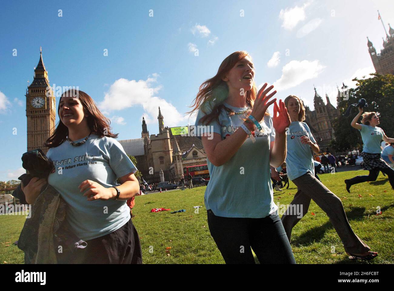 Flashmob al di fuori del Parlamento - centinaia di giovani provenienti da tutto il Regno Unito hanno converso al di fuori dei comuni questo pomeriggio per il più grande cambiamento climatico mai visto flashmob chiamato Ã'Power ShiftÃ“ . il flashmob è stato organizzato dalla UK Youth Climate Coalition Foto Stock