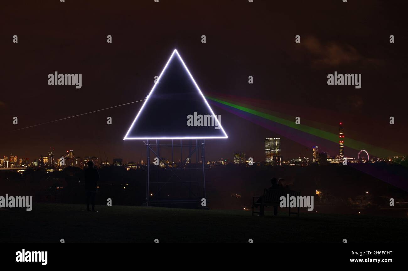 Quando il sole tramonta su Primrose Hill la notte scorsa, una nuova aggiunta alla spettacolare vista dello skyline di Londra è venuta in vita. Sky Arts ha reso omaggio all'iconica copertina dell'album Dark Side of the Moon di Pink Floyd in concomitanza con la proiezione dell'album live del gruppo nel 1994, su Sky Arts 1 HD e Sky Arts 1 questo venerdì. Creato utilizzando una struttura piramidale, illuminazione a LED e potenti laser luminosi, lo spettro è stato trasmesso attraverso il cielo notturno, dando vita a una delle copertine più famose della storia. Foto Stock