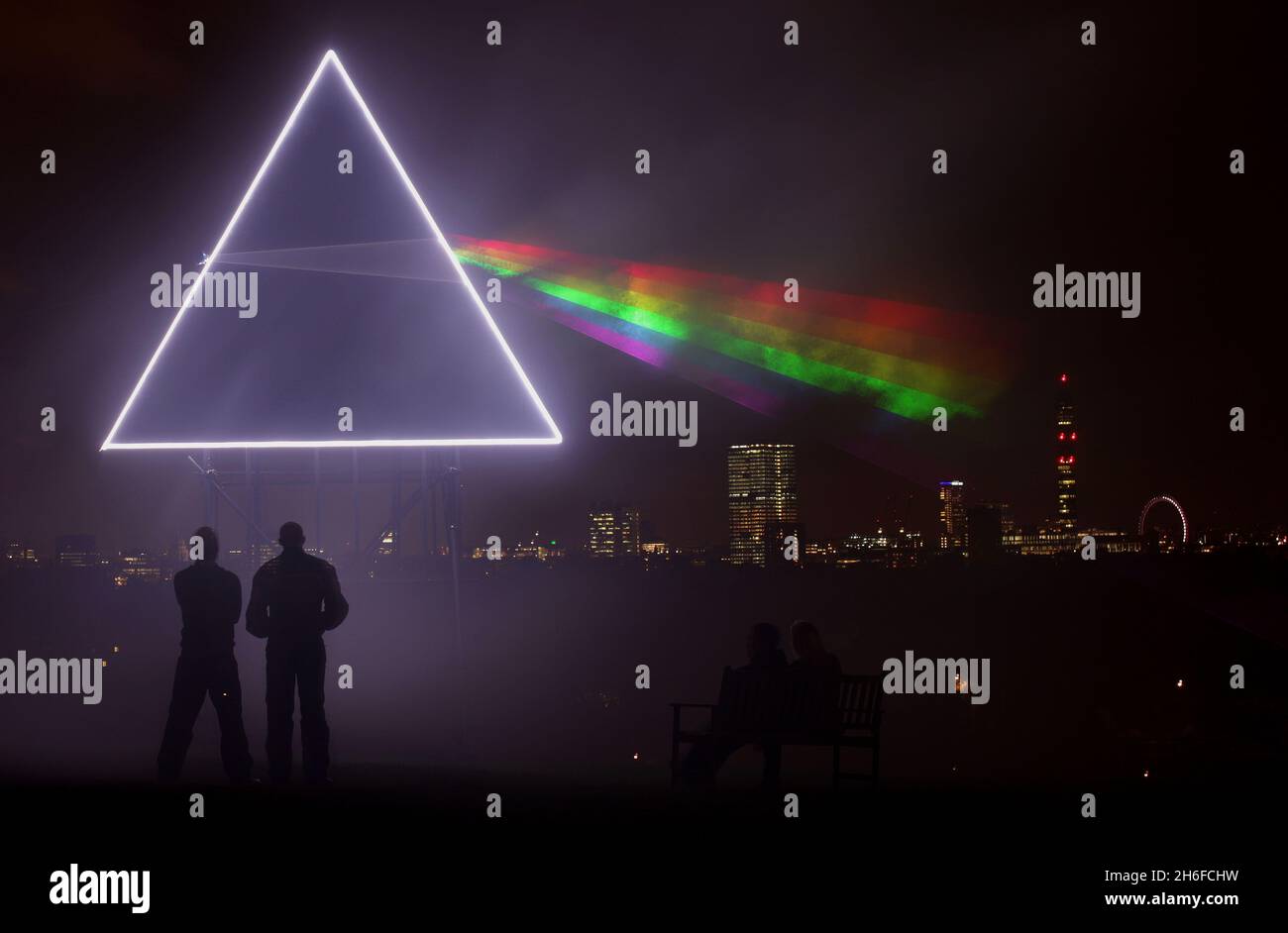Quando il sole tramonta su Primrose Hill la notte scorsa, una nuova aggiunta alla spettacolare vista dello skyline di Londra è venuta in vita. Sky Arts ha reso omaggio all'iconica copertina dell'album Dark Side of the Moon di Pink Floyd in concomitanza con la proiezione dell'album live del gruppo nel 1994, su Sky Arts 1 HD e Sky Arts 1 questo venerdì. Creato utilizzando una struttura piramidale, illuminazione a LED e potenti laser luminosi, lo spettro è stato trasmesso attraverso il cielo notturno, dando vita a una delle copertine più famose della storia. Foto Stock