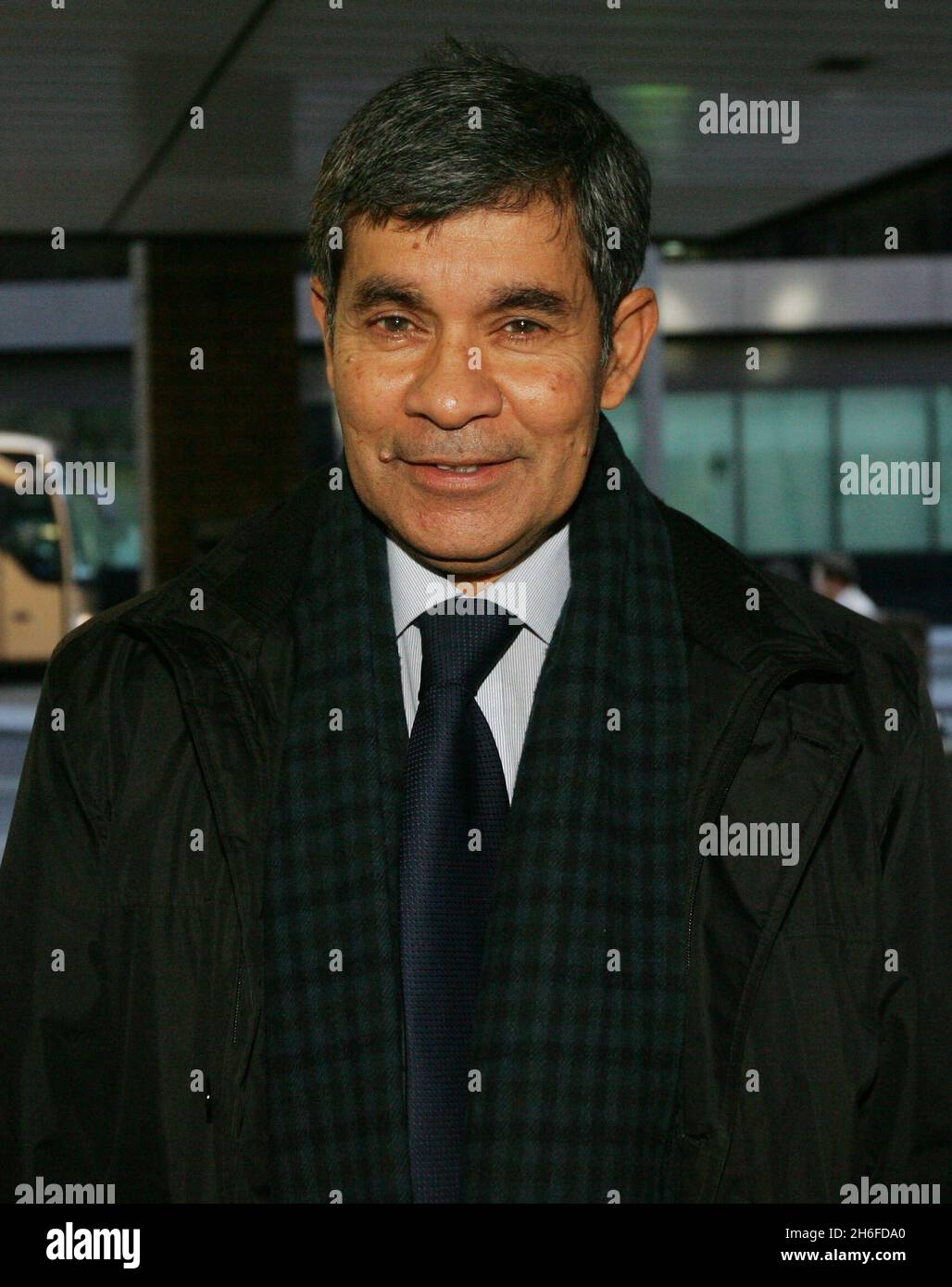 Dentista e figlio condannati per abuso di informazioni privilegiate - Neel Akash Uberoi, 62, e suo figlio Matthew Uberoi, 24, entrambi di Kenley a Surrey, giungono oggi pomeriggio alla corte della Corona di Southwark per essere condannati a 12 conteggi di abuso di informazioni privilegiate relative alla proprietà di azioni dopo Matteo, Su un collocamento con il broker Hoare Govett, passato e-mail a suo padre utilizzando cibo cinese come codice per le informazioni di affare di acquisto che Neel poi utilizzato per acquistare e vendere azioni Picture Shows: Neel Akash Uberoi Foto Stock