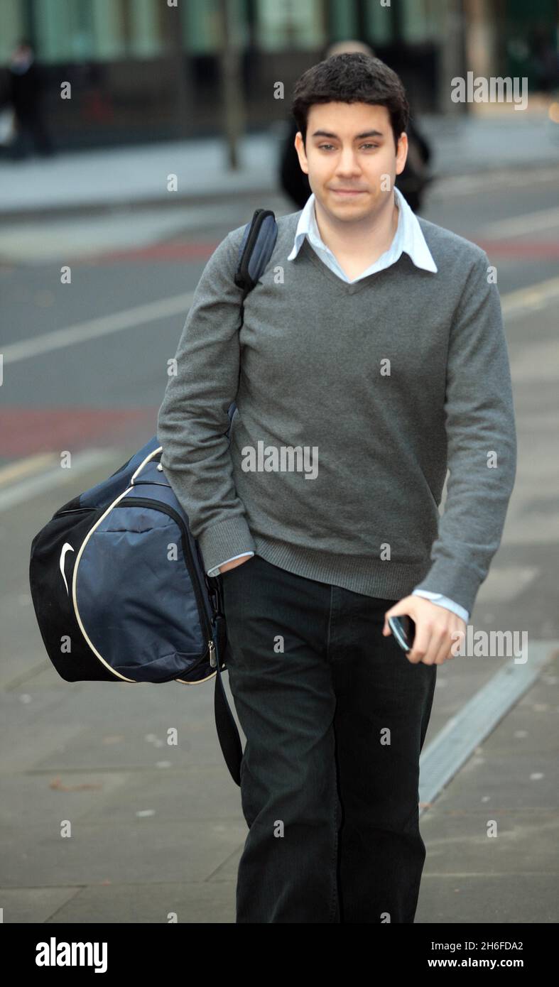 Dentista e figlio condannati per abuso di informazioni privilegiate - Neel Akash Uberoi, 62, e suo figlio Matthew Uberoi, 24, entrambi di Kenley a Surrey, giungono oggi pomeriggio alla corte della Corona di Southwark per essere condannati a 12 conteggi di abuso di informazioni privilegiate relative alla proprietà di azioni dopo Matteo, Su un collocamento con il mediatore Hoare Govett, ha passato le email a suo padre usando il cibo cinese come codice per le informazioni di affare di acquisto che Neel allora ha usato per comprare e vendere le parti immagini mostra: Matthew Uberoi Foto Stock