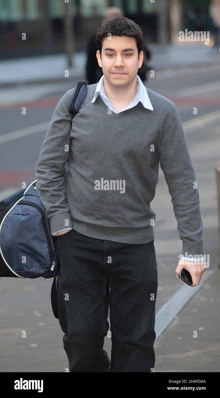 Dentista e figlio condannati per abuso di informazioni privilegiate - Neel Akash Uberoi, 62, e suo figlio Matthew Uberoi, 24, entrambi di Kenley a Surrey, giungono oggi pomeriggio alla corte della Corona di Southwark per essere condannati a 12 conteggi di abuso di informazioni privilegiate relative alla proprietà di azioni dopo Matteo, Su un collocamento con il mediatore Hoare Govett, ha passato le email a suo padre usando il cibo cinese come codice per le informazioni di affare di acquisto che Neel allora ha usato per comprare e vendere le parti immagini mostra: Matthew Uberoi Foto Stock