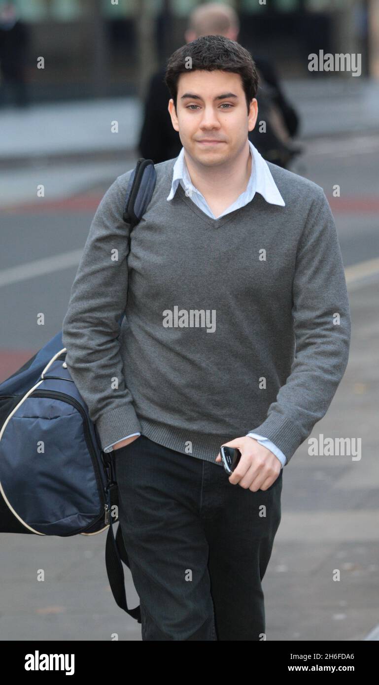 Dentista e figlio condannati per abuso di informazioni privilegiate - Neel Akash Uberoi, 62, e suo figlio Matthew Uberoi, 24, entrambi di Kenley a Surrey, giungono oggi pomeriggio alla corte della Corona di Southwark per essere condannati a 12 conteggi di abuso di informazioni privilegiate relative alla proprietà di azioni dopo Matteo, Su un collocamento con il mediatore Hoare Govett, ha passato le email a suo padre usando il cibo cinese come codice per le informazioni di affare di acquisto che Neel allora ha usato per comprare e vendere le parti immagini mostra: Matthew Uberoi Foto Stock