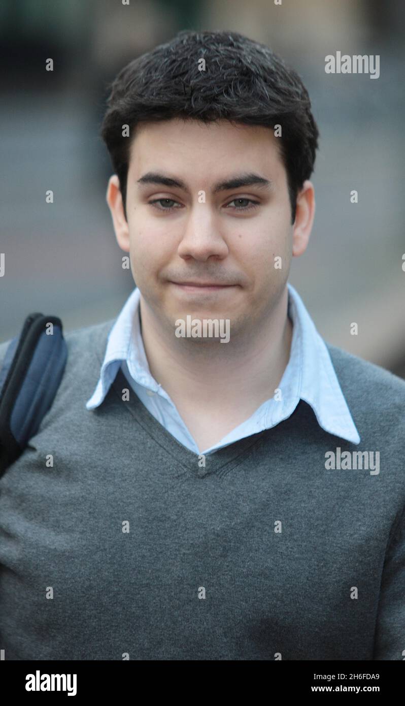 Dentista e figlio condannati per abuso di informazioni privilegiate - Neel Akash Uberoi, 62, e suo figlio Matthew Uberoi, 24, entrambi di Kenley a Surrey, giungono oggi pomeriggio alla corte della Corona di Southwark per essere condannati a 12 conteggi di abuso di informazioni privilegiate relative alla proprietà di azioni dopo Matteo, Su un collocamento con il mediatore Hoare Govett, ha passato le email a suo padre usando il cibo cinese come codice per le informazioni di affare di acquisto che Neel allora ha usato per comprare e vendere le parti immagini mostra: Matthew Uberoi Foto Stock