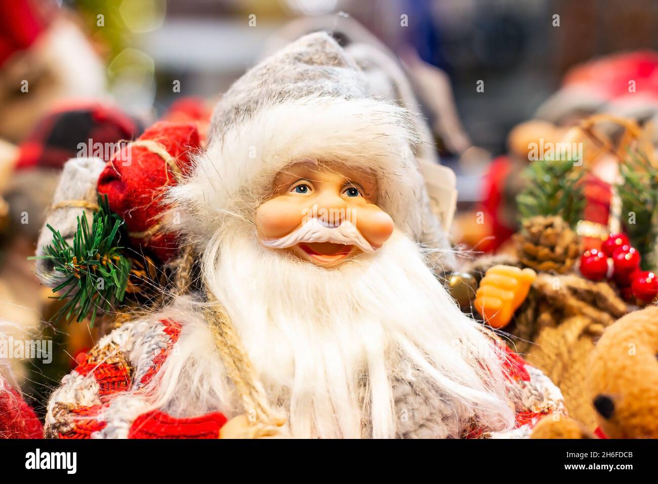 Bambola Babbo Natale colorata in costume rosso con barba bianca lunga. Natale e Capodanno tradizionale decorazioni concetto. Foto Stock
