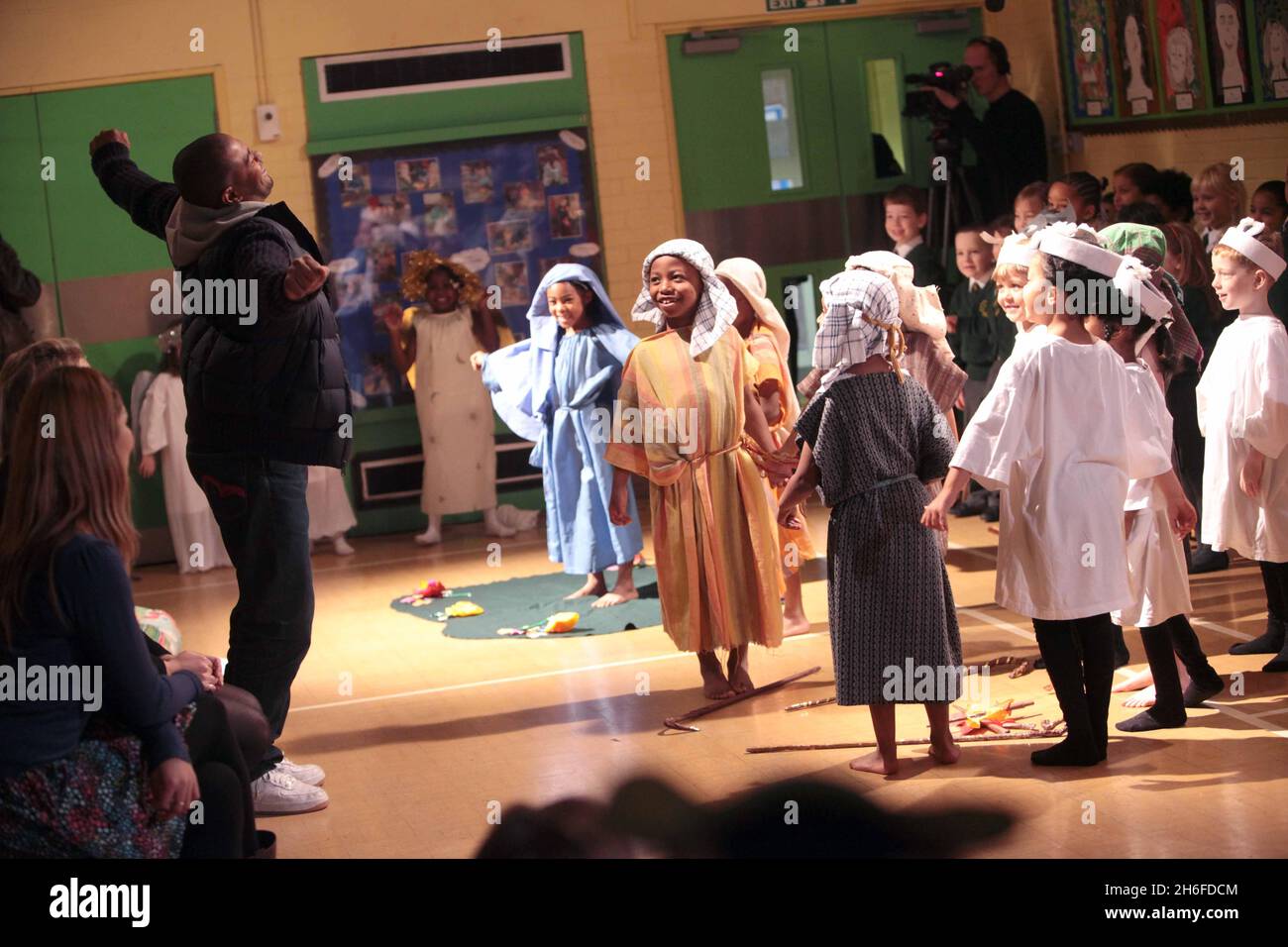 Gli alunni di una scuola londinese avevano una vera stella da seguire nel loro gioco di natività, quando un ex allievo che andava a star in Doctor che cadde come direttore. Noel Clarke, che ha suonato Mickey Smith nello spettacolo fantascientista, è tornato alla St Clement e alla St James CE School di Londra, per dare ai giovani attori qualche consiglio prima della loro grande performance. Il bambino di 34 anni partecipa al progetto The Sky Movies Natività per il canale di Natale Sky Movies, che trasmetterà il presepe scolastico la vigilia di Natale alle 18:00. Foto Stock