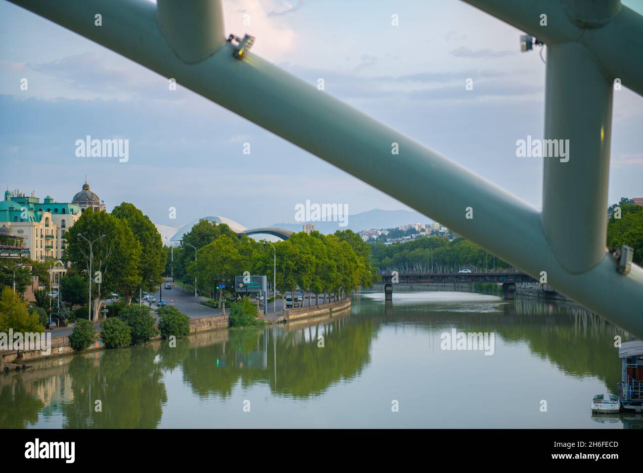 vista sul fiume kura dal ponte di pace Foto Stock