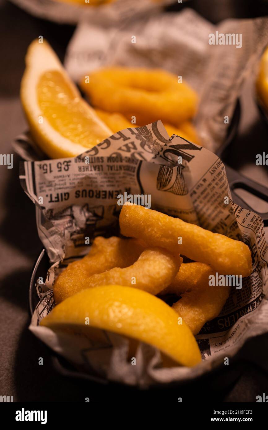 Antipasto di calamari fritto su un vassoio biologico Foto Stock