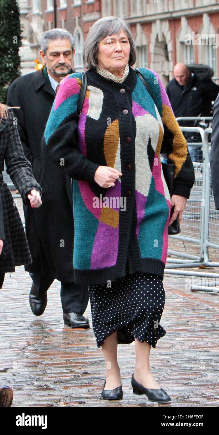 Clare Short, l’ex Segretario allo sviluppo Internazionale, lascia il centro conferenze QEII di Londra dopo aver dato prova nell’inchiesta Iraq Chilcot. Foto Stock