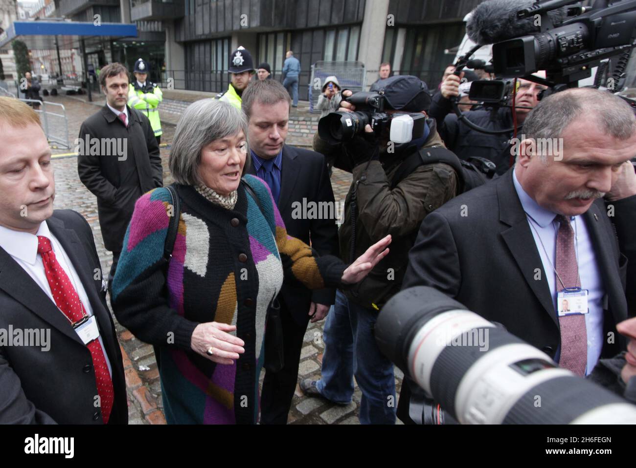 Clare Short, l’ex Segretario allo sviluppo Internazionale, lascia il centro conferenze QEII di Londra dopo aver dato prova nell’inchiesta Iraq Chilcot. Foto Stock