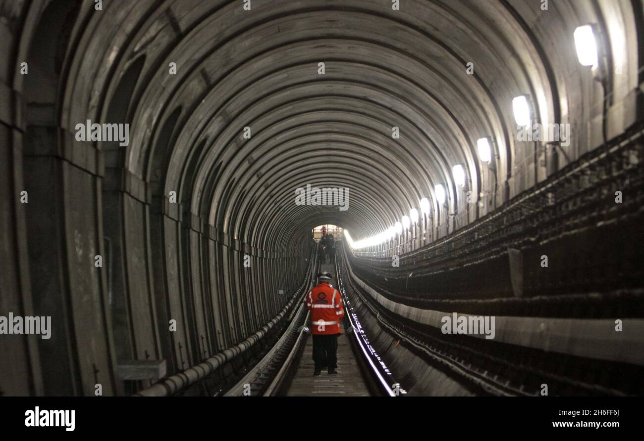 Il Tunnel del Tamigi, il binchild dei genii ingegneristici Marc e Isambard Kingdom Brunel, sarà aperto al pubblico per i soli due giorni della prima volta in 145 anni di oggi. Aperto nel 1852, il tunnel ha preso l'immaginazione della nazione: Nulla era stato visto come prima e ha aperto la strada per l'attuale sistema Tube. Adagiato in profondità sotto il Tamigi, è uno dei più grandi trionfi ingegneristici del Brunel - e l'unico progetto su cui hanno lavorato insieme. Il tunnel è lungo 1.300 metri e, alla fine della prima settimana di apertura, più della metà della popolazione di Londra aveva pagato per camminare 'la cenere Foto Stock