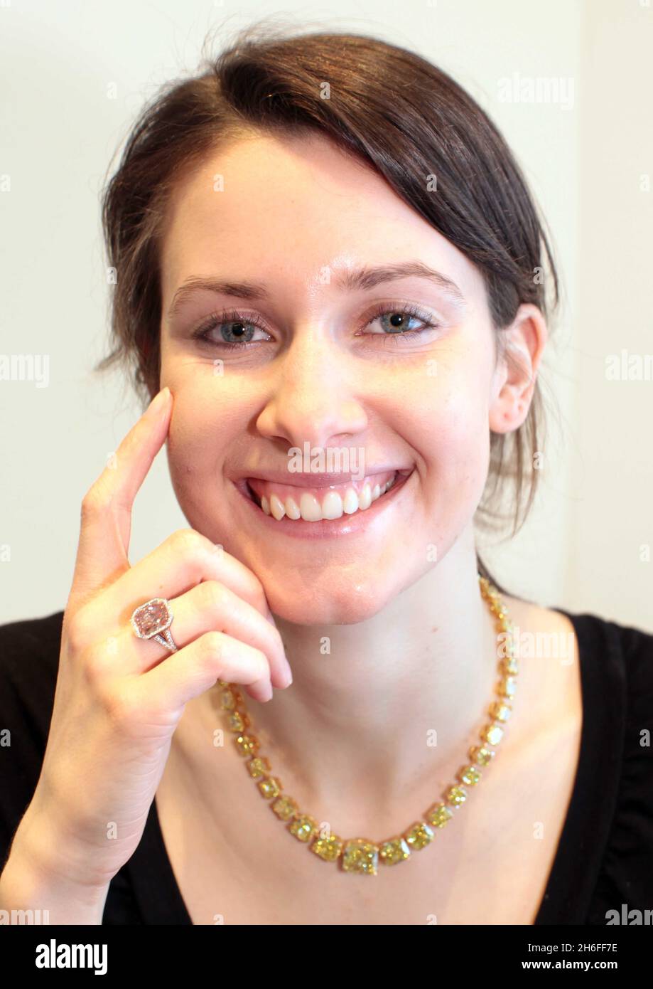 Un membro dello staff di Sotheby indossa una magnifica collana di diamanti giallo vivo con 42 diamanti gialli del peso totale di 100.17 carati, che si stima vendano all'asta per £ 1.3-2 milioni più un anello di diamanti del valore fino a £ 350,000. La fotocall fa parte della mostra londinese di Sotheby's New York sale 'Magnificent Jewels' con l'asta che si svolge a SothebyÕs New York il 20 aprile 2010 Foto Stock