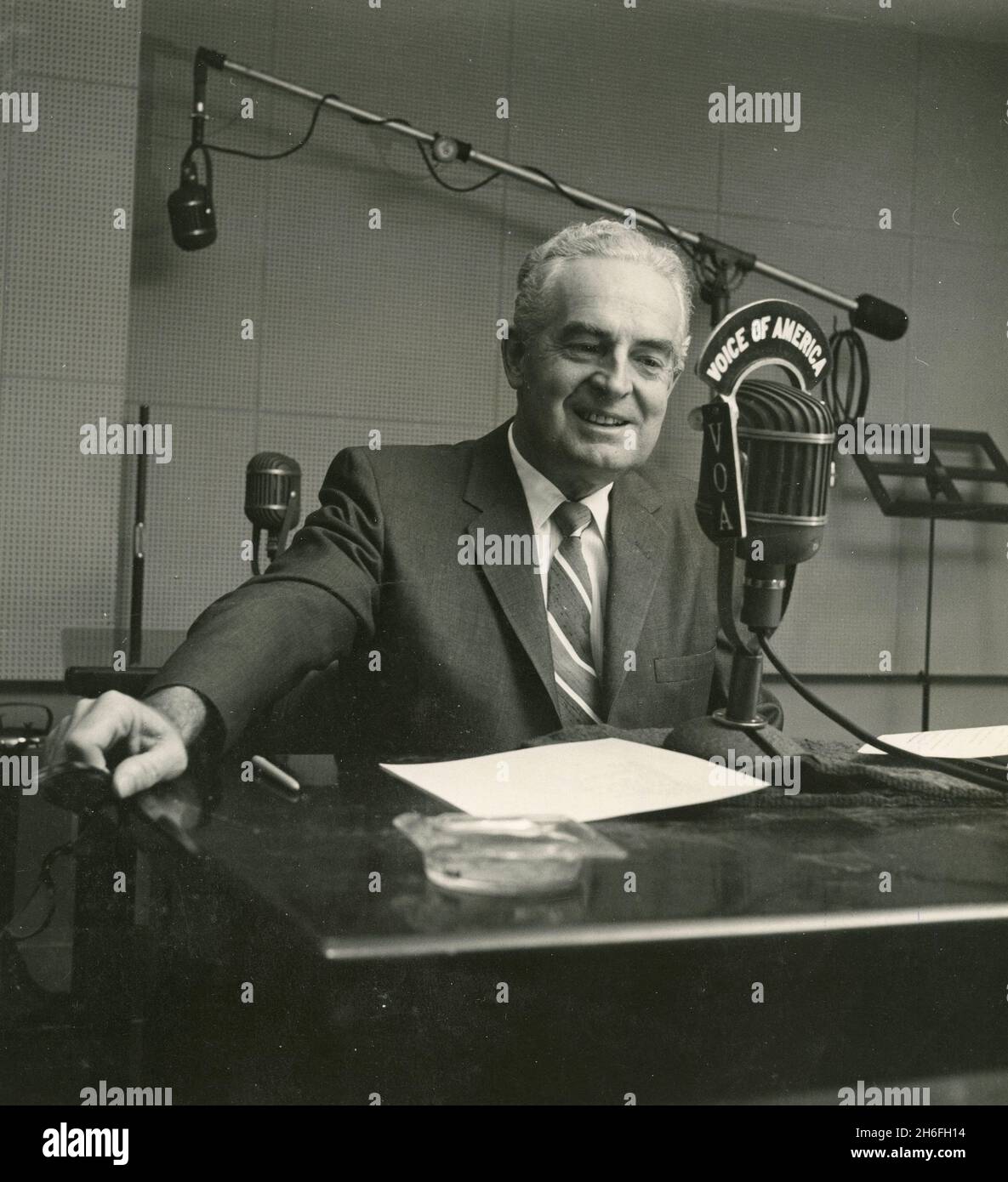 Il musicista americano Fred Waring leader del gruppo corallo i Pennsylvanians che trasmettono dalla radio, USA 1958 Foto Stock
