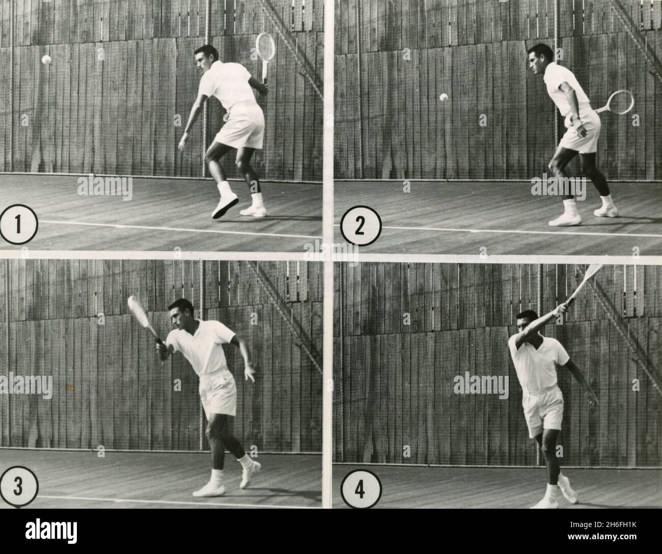 Il tennista americano Alex Olmedo mostra la sequenza della sua tecnica della guida in avanti, USA 1959 Foto Stock