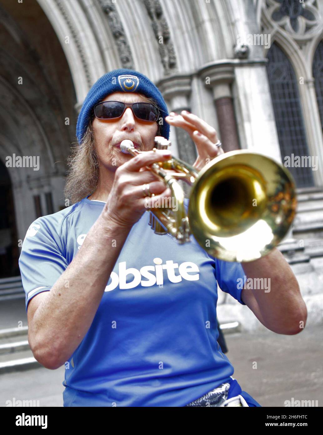 Gli appassionati di calcio di Portsmouth festeggiano oggi al di fuori della High Court a Londra dopo che il club è sopravvissuto a una sfida di High Court da parte di HM Revenue & Customs che avrebbe potuto finire con loro di fronte alla liquidazione. Foto Stock