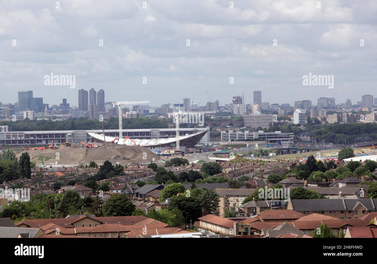 A prima vista vi sbagliereste nel pensare che ci fosse una piccola nave all'orizzonte, ma è in realtà il Velodrome sul sito olimpico di Londra a Stratford. Alcuni residenti di East London sono abbastanza fortunati da avere alcune delle viste più sorprendenti del sito olimpico che possono essere viste da miglia di distanza. Foto Stock