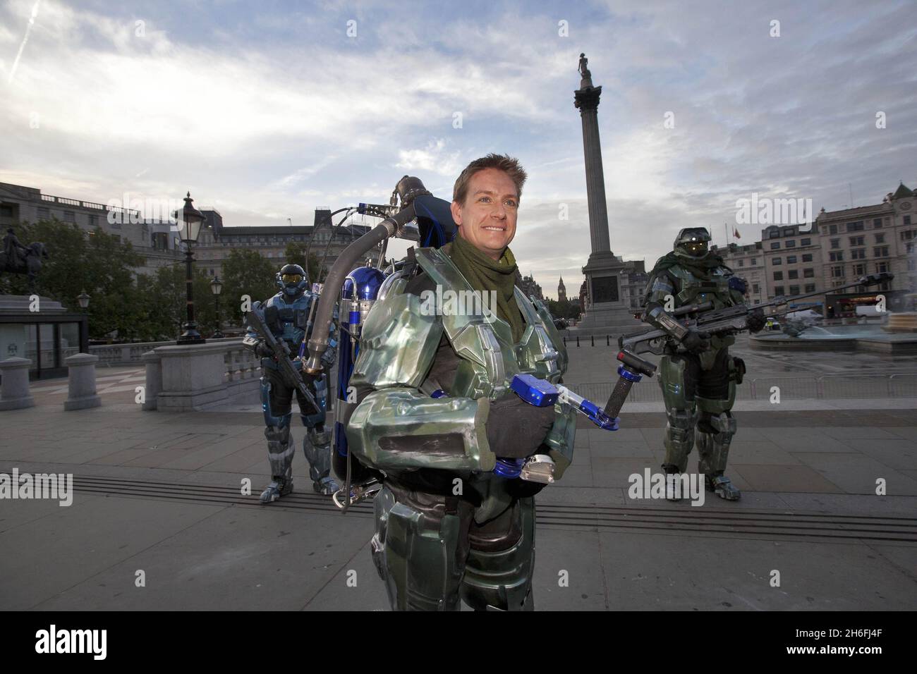 Una Spartan impacchettata da jet ha volato su Trafalgar Square questa mattina per celebrare il lancio di Halo: Reach domani su Xbox 360. Altri due Spartani si sono levati in guardia nella piazza mentre Dan Schlund, l'originale razzo del mondo, volò in Trafalgar Square per il lancio. Il gioco, che è destinato a distruggere la serie Halo attraverso il $ 2 miliardi di dollari, lancia a livello globale domani Foto Stock