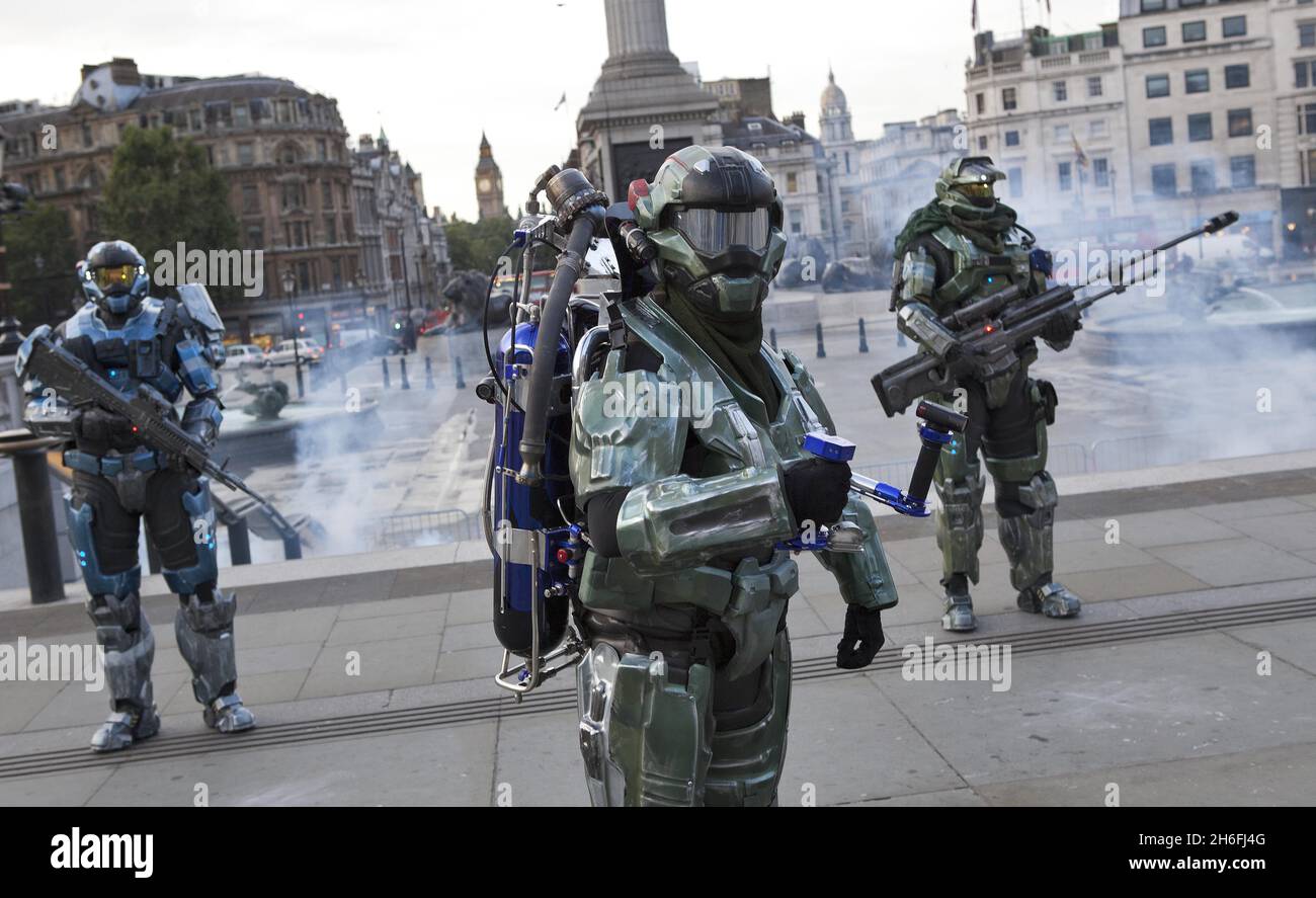 Una Spartan impacchettata da jet ha volato su Trafalgar Square questa mattina per celebrare il lancio di Halo: Reach domani su Xbox 360. Altri due Spartani si sono levati in guardia nella piazza mentre Dan Schlund, l'originale razzo del mondo, volò in Trafalgar Square per il lancio. Il gioco, che è destinato a distruggere la serie Halo attraverso il $ 2 miliardi di dollari, lancia a livello globale domani Foto Stock