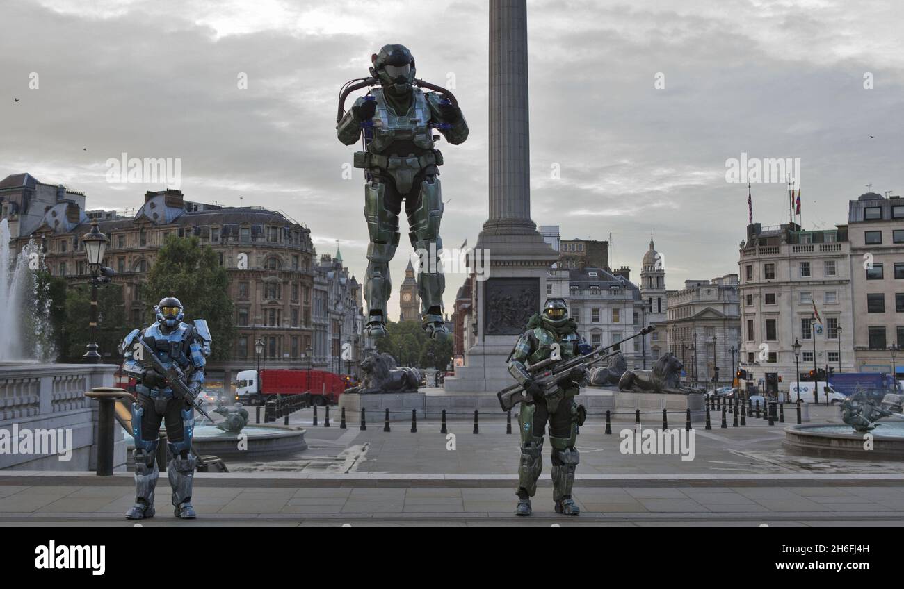 Una Spartan impacchettata da jet ha volato su Trafalgar Square questa mattina per celebrare il lancio di Halo: Reach domani su Xbox 360. Altri due Spartani si sono levati in guardia nella piazza mentre Dan Schlund, l'originale razzo del mondo, volò in Trafalgar Square per il lancio. Il gioco, che è destinato a distruggere la serie Halo attraverso il $ 2 miliardi di dollari, lancia a livello globale domani Foto Stock