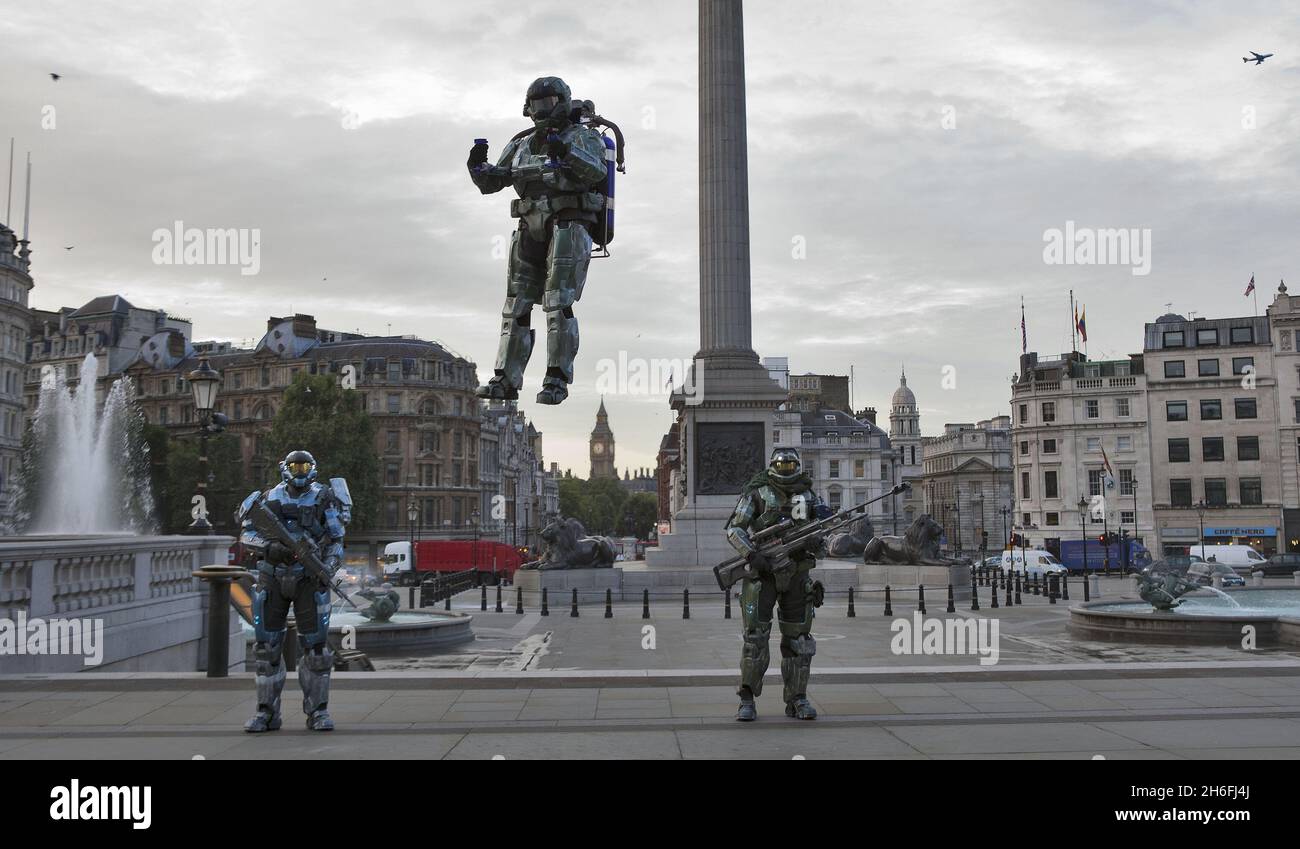 Una Spartan impacchettata da jet ha volato su Trafalgar Square questa mattina per celebrare il lancio di Halo: Reach domani su Xbox 360. Altri due Spartani si sono levati in guardia nella piazza mentre Dan Schlund, l'originale razzo del mondo, volò in Trafalgar Square per il lancio. Il gioco, che è destinato a distruggere la serie Halo attraverso il $ 2 miliardi di dollari, lancia a livello globale domani Foto Stock