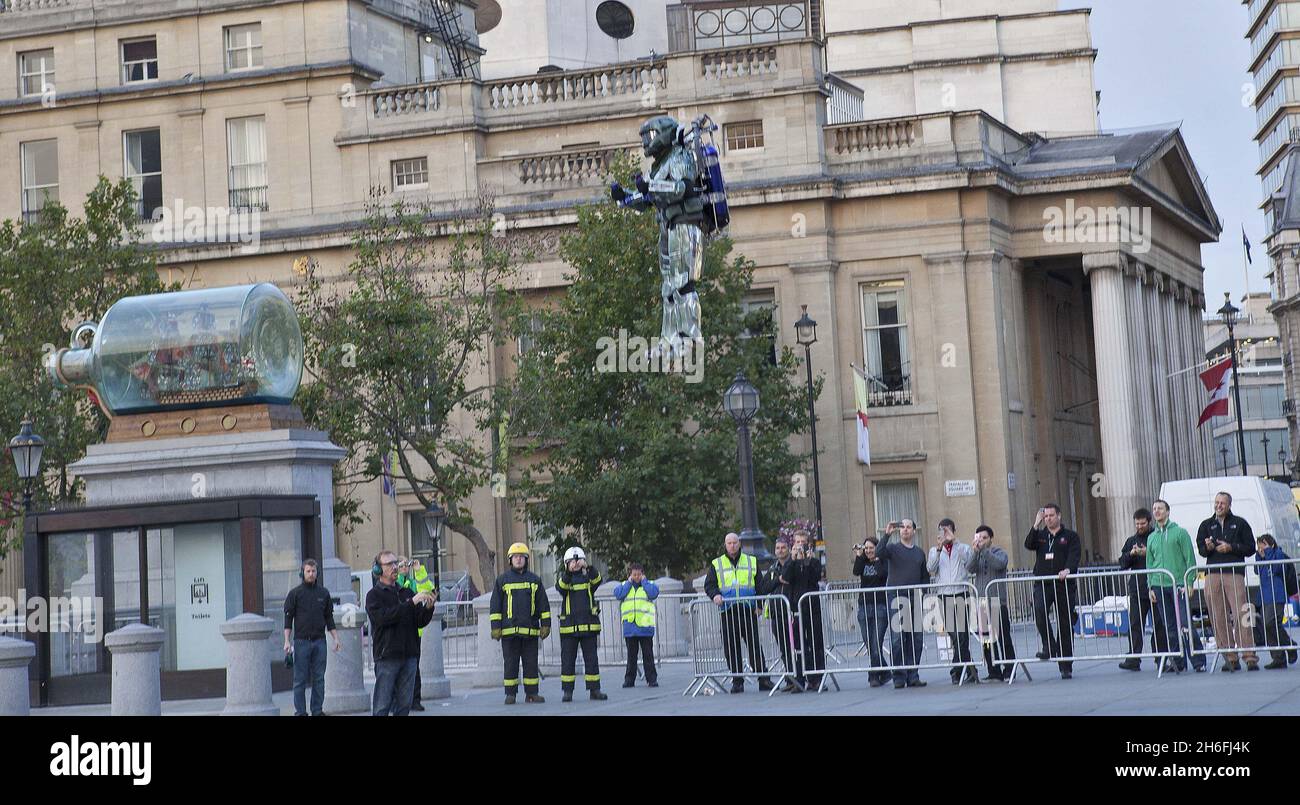 Una Spartan impacchettata da jet ha volato su Trafalgar Square questa mattina per celebrare il lancio di Halo: Reach domani su Xbox 360. Altri due Spartani si sono levati in guardia nella piazza mentre Dan Schlund, l'originale razzo del mondo, volò in Trafalgar Square per il lancio. Il gioco, che è destinato a distruggere la serie Halo attraverso il $ 2 miliardi di dollari, lancia a livello globale domani Foto Stock