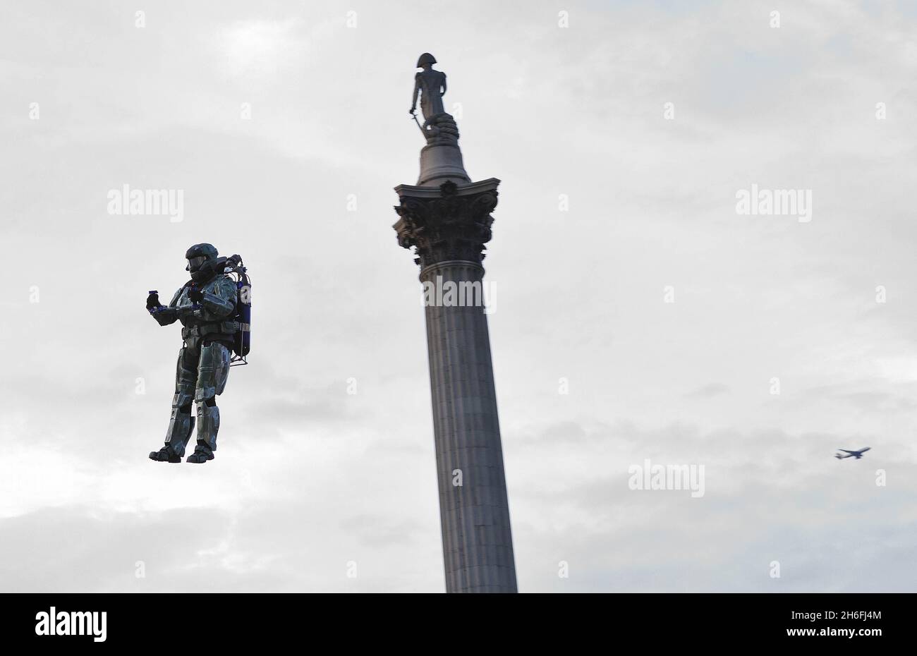 Una Spartan impacchettata da jet ha volato su Trafalgar Square questa mattina per celebrare il lancio di Halo: Reach domani su Xbox 360. Altri due Spartani si sono levati in guardia nella piazza mentre Dan Schlund, l'originale razzo del mondo, volò in Trafalgar Square per il lancio. Il gioco, che è destinato a distruggere la serie Halo attraverso il $ 2 miliardi di dollari, lancia a livello globale domani Foto Stock