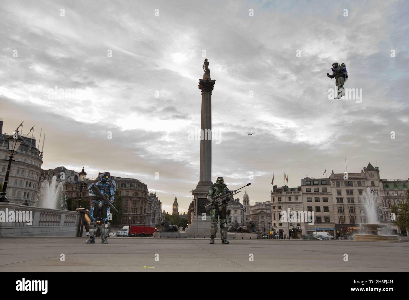 Una Spartan impacchettata da jet ha volato su Trafalgar Square questa mattina per celebrare il lancio di Halo: Reach domani su Xbox 360. Altri due Spartani si sono levati in guardia nella piazza mentre Dan Schlund, l'originale razzo del mondo, volò in Trafalgar Square per il lancio. Il gioco, che è destinato a distruggere la serie Halo attraverso il $ 2 miliardi di dollari, lancia a livello globale domani Foto Stock