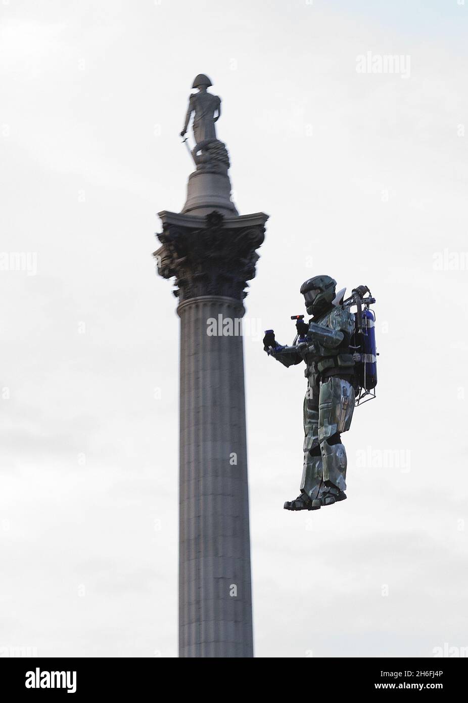 Una Spartan impacchettata da jet ha volato su Trafalgar Square questa mattina per celebrare il lancio di Halo: Reach domani su Xbox 360. Altri due Spartani si sono levati in guardia nella piazza mentre Dan Schlund, l'originale razzo del mondo, volò in Trafalgar Square per il lancio. Il gioco, che è destinato a distruggere la serie Halo attraverso il $ 2 miliardi di dollari, lancia a livello globale domani Foto Stock