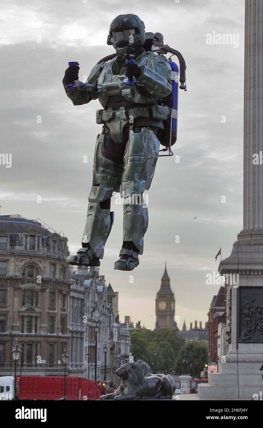Una Spartan impacchettata da jet ha volato su Trafalgar Square questa mattina per celebrare il lancio di Halo: Reach domani su Xbox 360. Altri due Spartani si sono levati in guardia nella piazza mentre Dan Schlund, l'originale razzo del mondo, volò in Trafalgar Square per il lancio. Il gioco, che è destinato a distruggere la serie Halo attraverso il $ 2 miliardi di dollari, lancia a livello globale domani Foto Stock