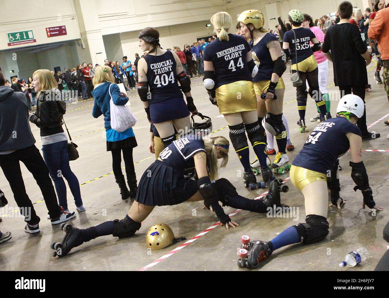 The London Rollergirls: Una lega di derby per skateboard a roller, interamente femminile, tenutasi alla Brompton Hall di Earl's Court London. Caldi sui talloni di una rinascita di grande successo negli Stati Uniti, i London Rollergirls sono stati il primo campionato a portare la nuova rinascita del rullo piatto delle donne derby nel Regno Unito - e attualmente l'unico membro europeo della Women's Flat Track Derby Association (WFTDA). Hanno partecipato quattro squadre. Porti grudges, rulli a vapore, Ultra violent Femmes e i jet Suffra. Foto Stock