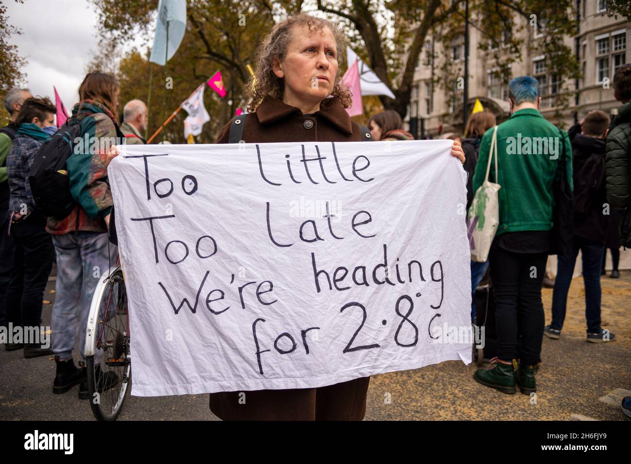Estinzione Rebellion i manifestanti del cambiamento climatico tentano di interrompere la sfilata del Lord Mayor's Show a Londra, Regno Unito, intorno alle questioni di riscaldamento globale della COP26 Foto Stock