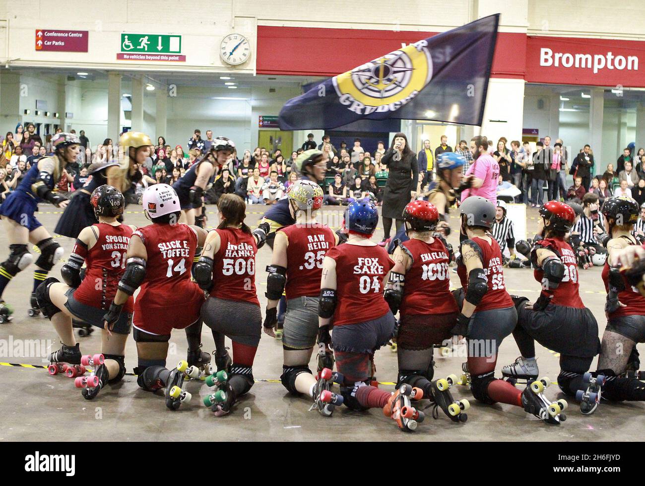 The London Rollergirls: Una lega di derby per skateboard a roller, interamente femminile, tenutasi alla Brompton Hall di Earl's Court London. Caldi sui talloni di una rinascita di grande successo negli Stati Uniti, i London Rollergirls sono stati il primo campionato a portare la nuova rinascita del rullo piatto delle donne derby nel Regno Unito - e attualmente l'unico membro europeo della Women's Flat Track Derby Association (WFTDA). Hanno partecipato quattro squadre. Porti grudges, rulli a vapore, Ultra violent Femmes e i jet Suffra. Foto Stock