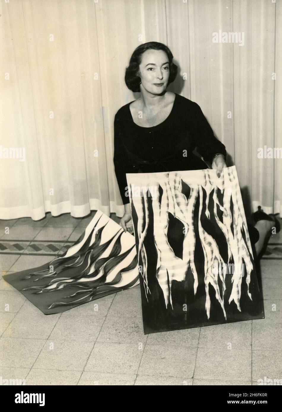 Donna italiana che presenta la sua arte, anni '50 Foto Stock