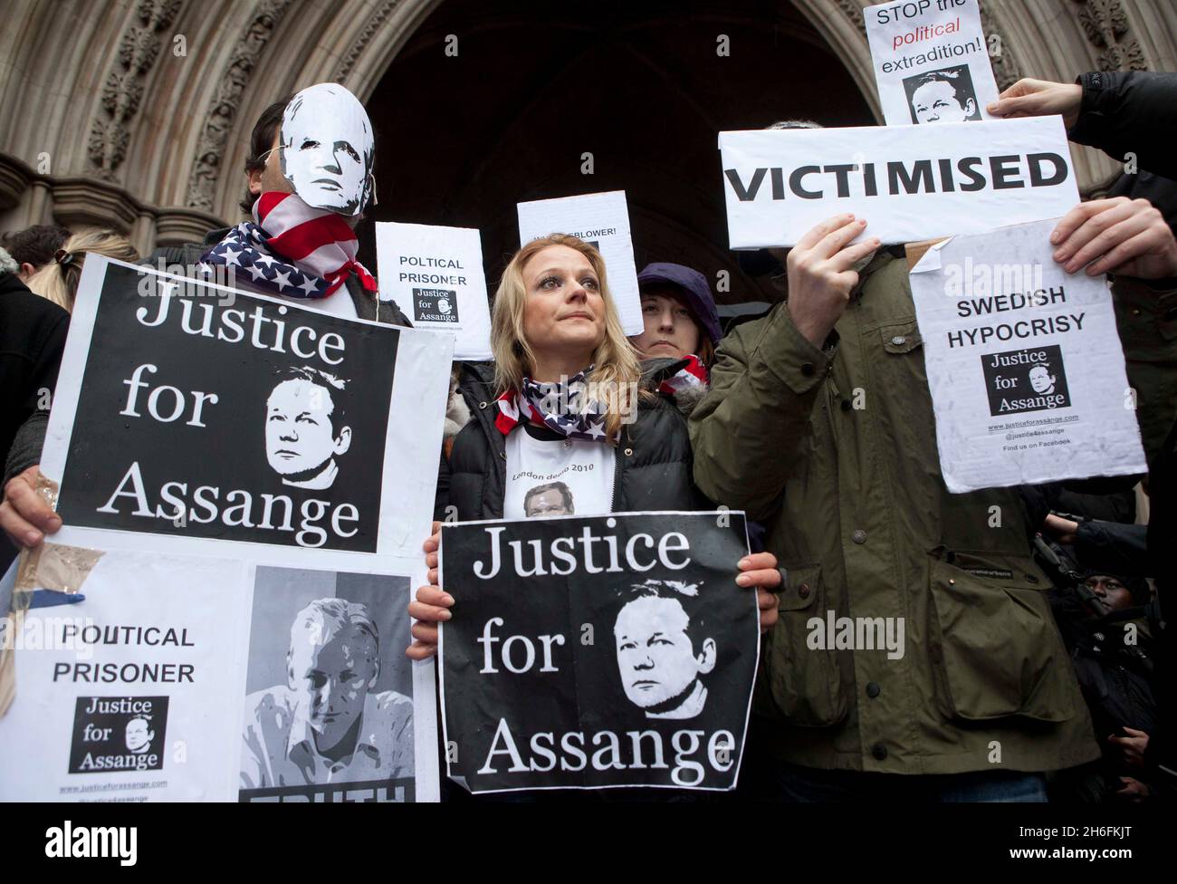 I sostenitori di Julian Assange protestano al di fuori della High Court di Londra questa mattina, dove il fondatore di WikiLeaks deve sapere se sarà rilasciato su cauzione. Foto Stock