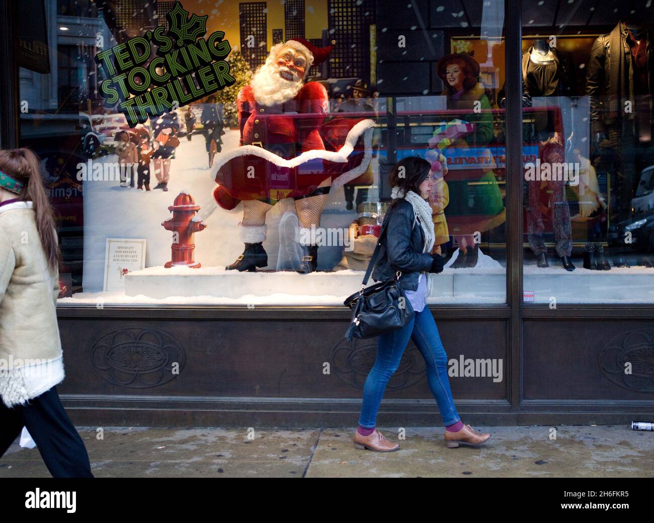 Un Saucy Babbo Natale fa parte di una vetrina Ted Baker a Londra. La scena include un commovente Babbo Natale che solleva la sua tunica per rivelare calze e sospensori. Un'esposizione simile nel ramo Cambridge di Ted Baker ha già ricevuto reclami. Con un cliente che lo ha fatto marchiare come 'cick'. Foto Stock