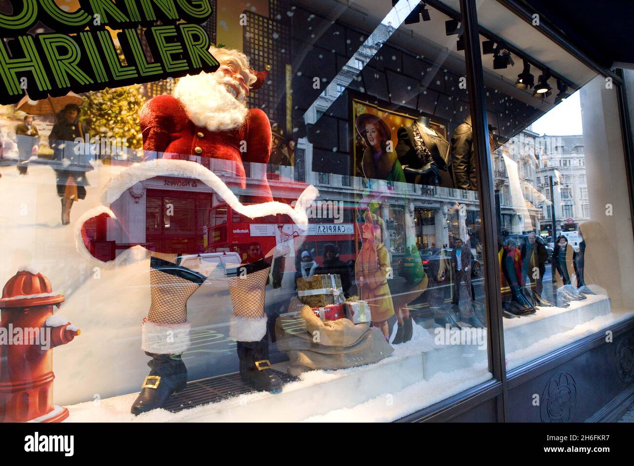 Un Saucy Babbo Natale fa parte di una vetrina Ted Baker a Londra. La scena include un commovente Babbo Natale che solleva la sua tunica per rivelare calze e sospensori. Un'esposizione simile nel ramo Cambridge di Ted Baker ha già ricevuto reclami. Con un cliente che lo ha fatto marchiare come 'cick'. Foto Stock