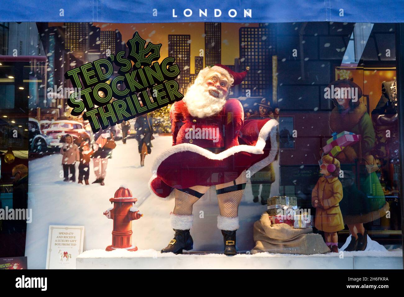 Un Saucy Babbo Natale fa parte di una vetrina Ted Baker a Londra. La scena include un commovente Babbo Natale che solleva la sua tunica per rivelare calze e sospensori. Un'esposizione simile nel ramo Cambridge di Ted Baker ha già ricevuto reclami. Con un cliente che lo ha fatto marchiare come 'cick'. Foto Stock