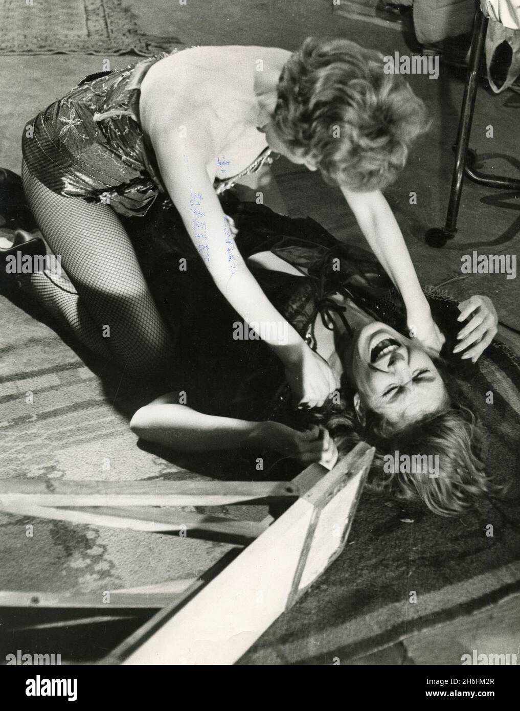 Le attrici americane Susan Denny (a sinistra) e Kay Fisher nel film Too Hot to Handle, USA 1960 Foto Stock