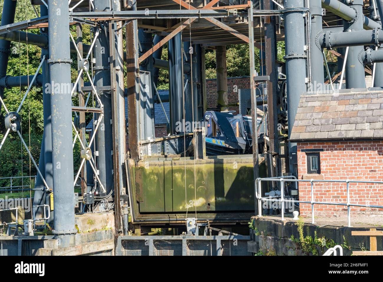 La seggiovia di Anderton che mostra la navicella che abbassa il canale al livello di fiume Weaver Northwich cheshire 2021 Foto Stock
