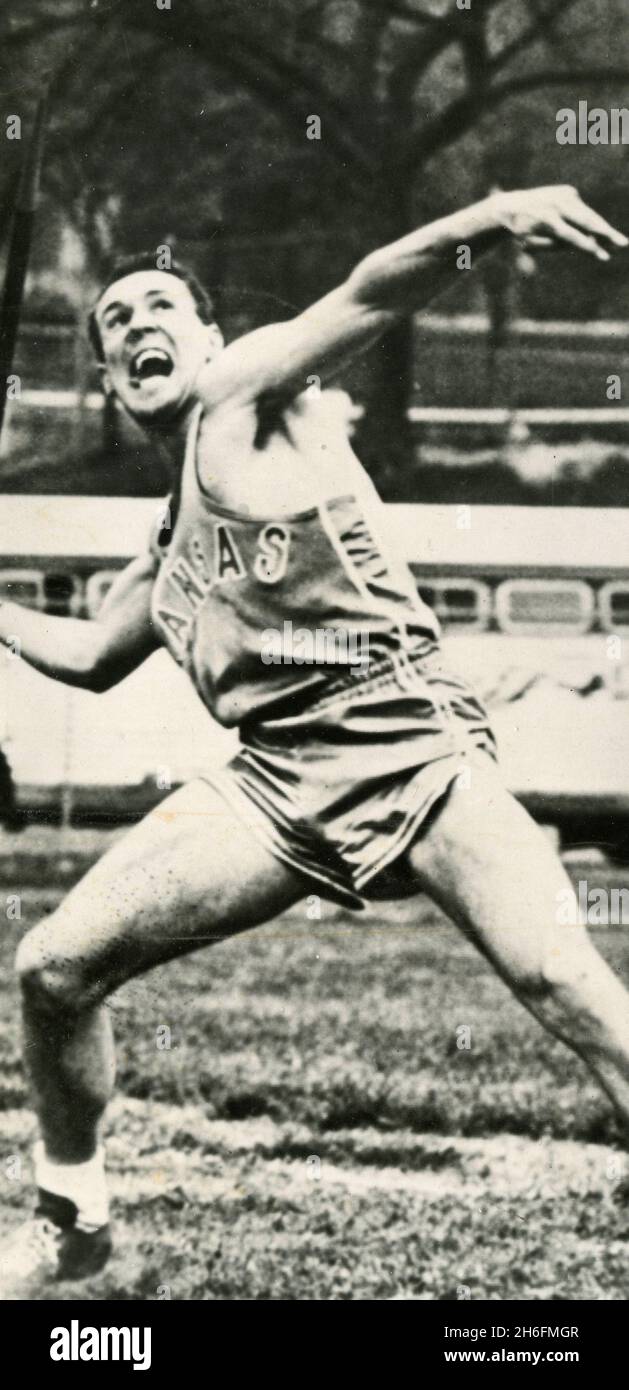 L'atleta americano del lanciatore del javelin William 'Bill' Alley che lancia, USA 1959 Foto Stock