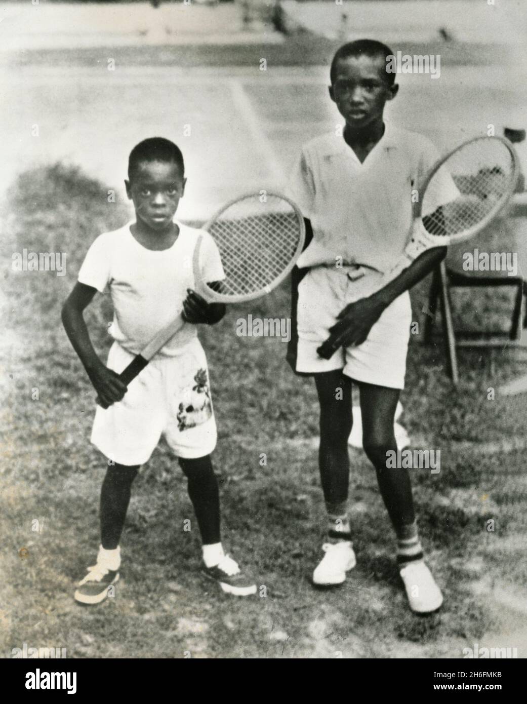 Il tennista americano Arthur Robert Ashe Jr. (A destra), USA 1954 Foto Stock