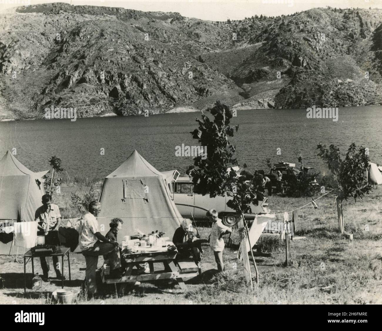 Campeggio per famiglie al lago Roosevelt, Coulee Dam National Recreation Area, Washington state, USA 1959 Foto Stock