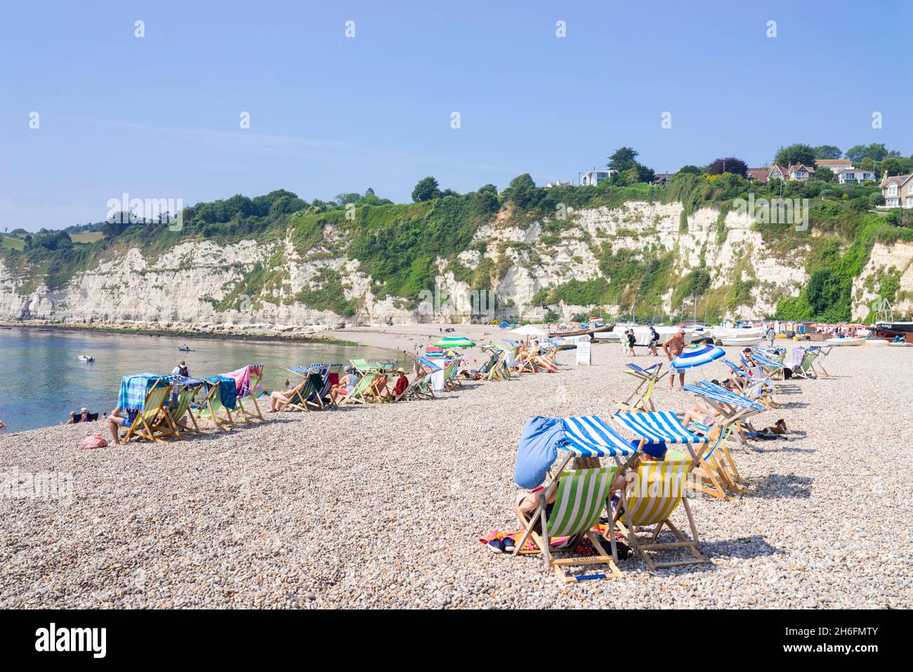 Beer Devon Beach - c'è molta gente sulla spiaggia di ciottoli Beer Devon Beach a Beer Devon Inghilterra Gran Bretagna Europa Foto Stock