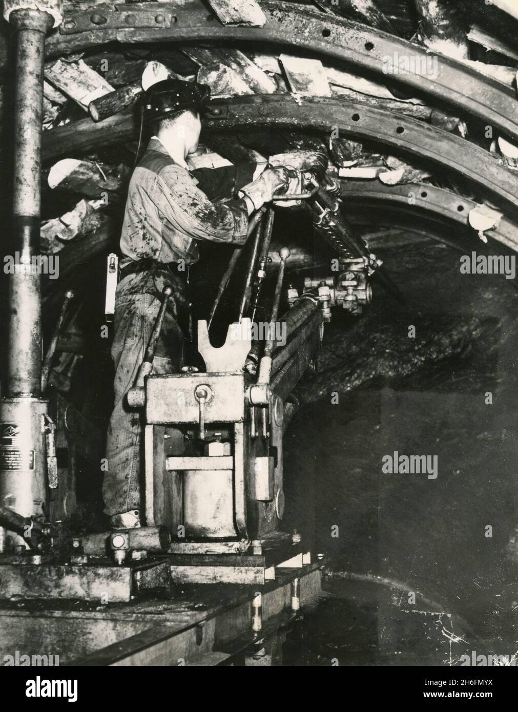 Moderne attrezzature minerarie fornite dall'UNKRA alle miniere di carbone, Corea del Sud 1958 Foto Stock