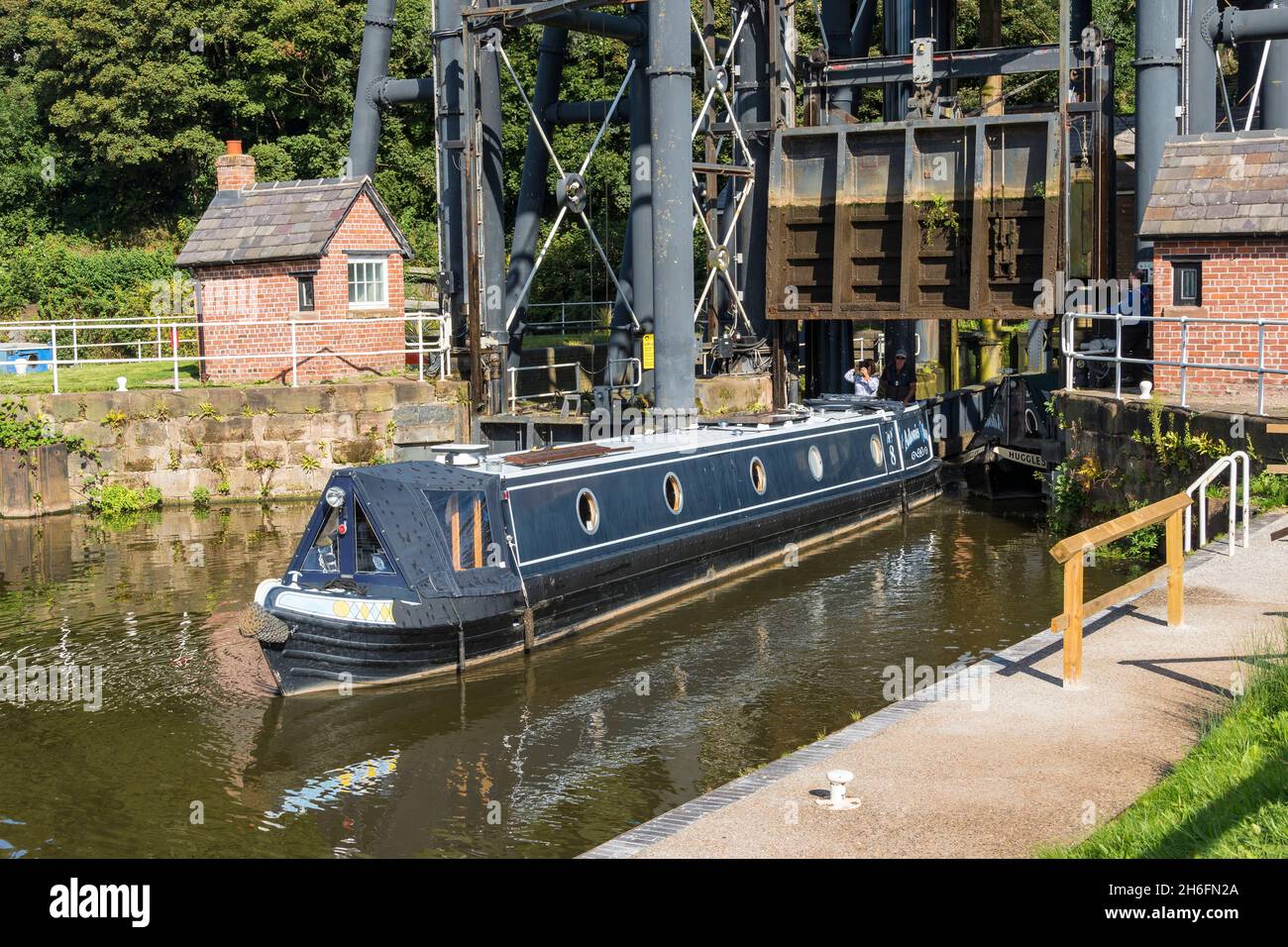 Canal boat Adonis Blue lasciando anderton barca ascensore caisson sul fiume Weaver Northwich Cheshire 2021 Foto Stock