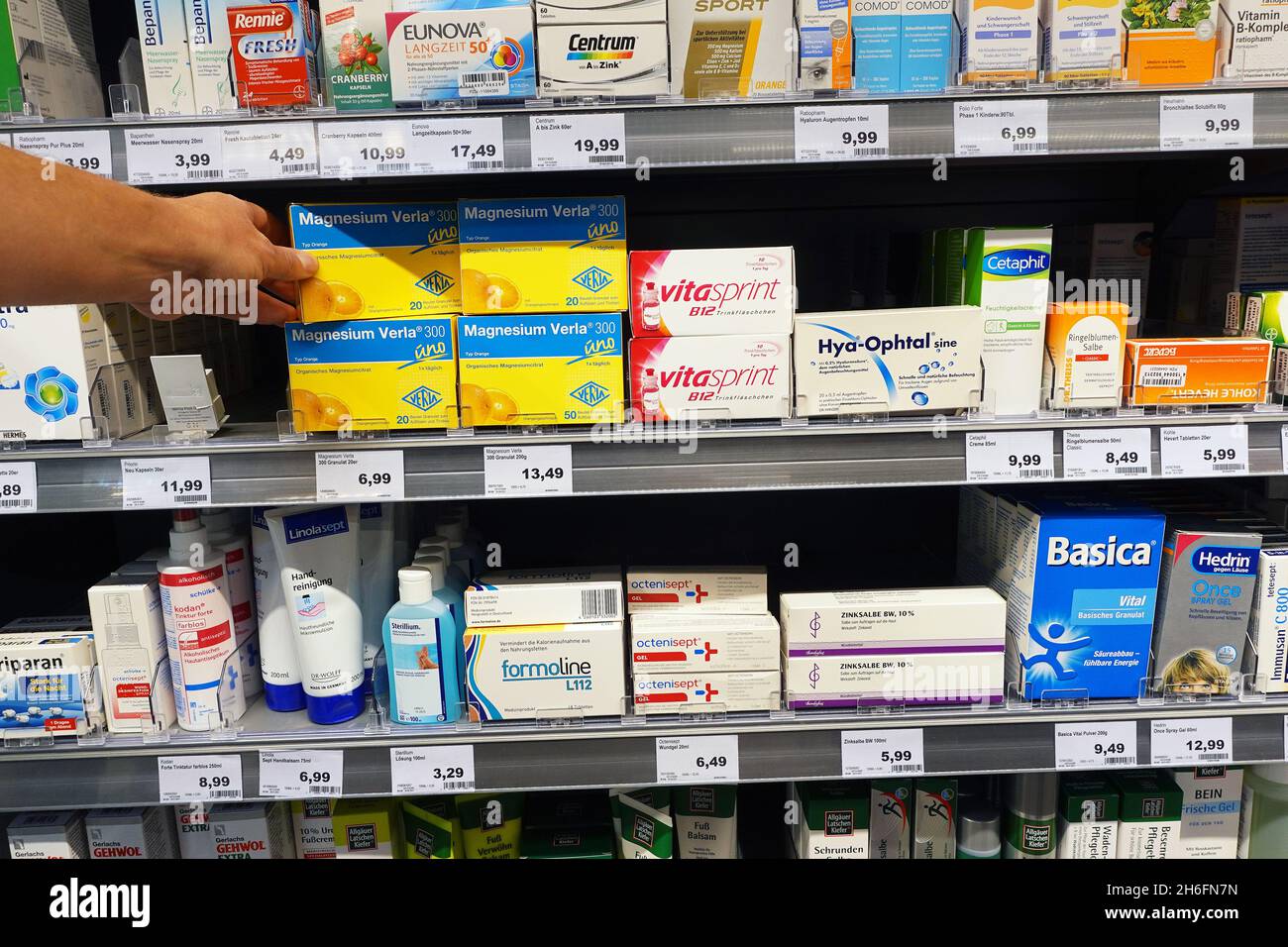 Oltre il banco di medicinali in supermercato Foto Stock