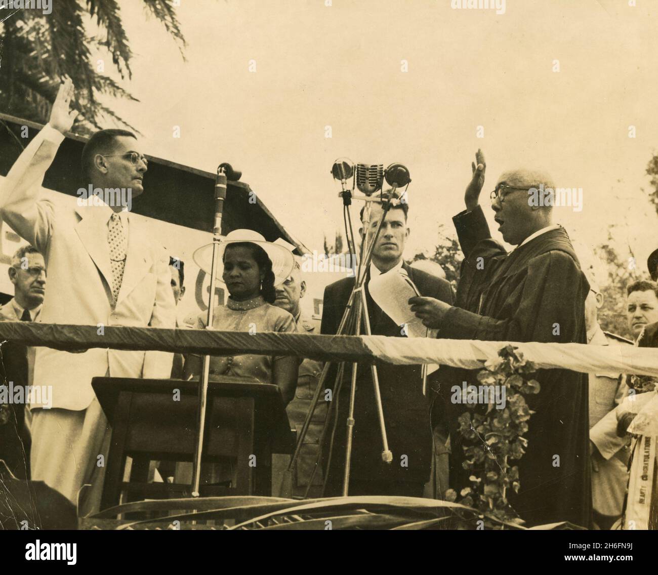 Il governatore Morris De Castro (a sinistra) presta giuramento come primo governatore nativo delle Isole Vergini. A destra il giudice Herman E. Moore, San Tommaso 1949 Foto Stock